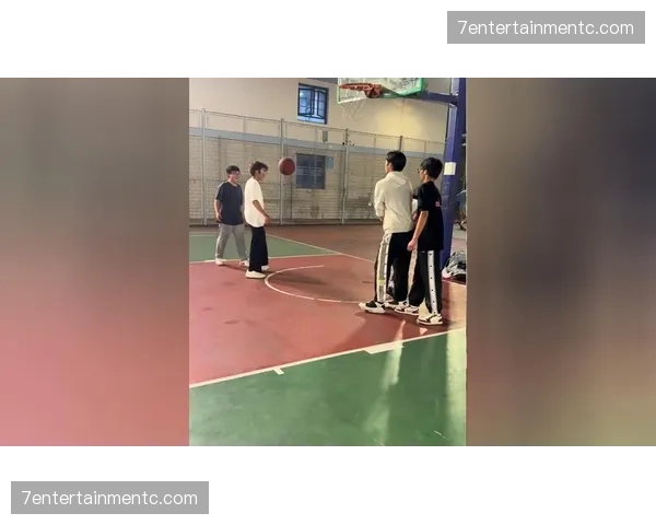 球队下榻酒店距球场车程超限，赛前通道拥堵恐打乱热身节奏